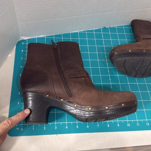 Clark’s Brown Distressed Nubuck Leather Clog Ankle Boot Buckle Woman’s Size 9M - Picture 16 of 16